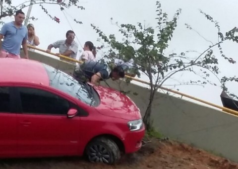 Motorista perde controle e carro vai parar em barranco de viaduto em Manaus