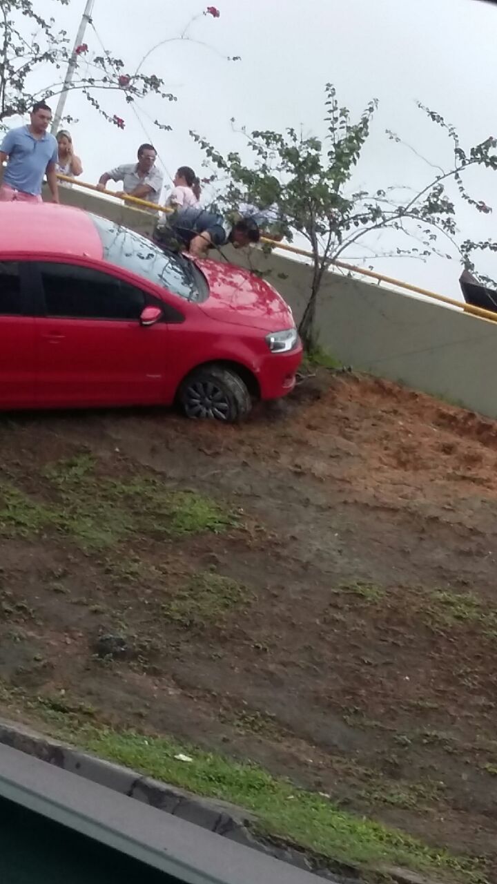 Motorista perde controle e carro vai parar em barranco de viaduto em Manaus