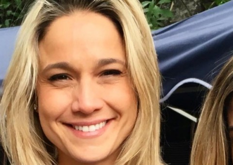 Fernanda Gentil posa sorridente com namorada e manda mensagem 