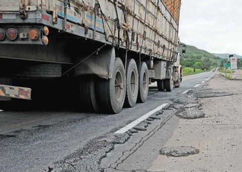 Caminhoneiro reage a assalto e mata assaltantes na estrada