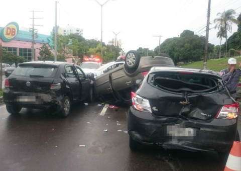 Carro roubado colide com três veículos após capotamento em avenida de Manaus