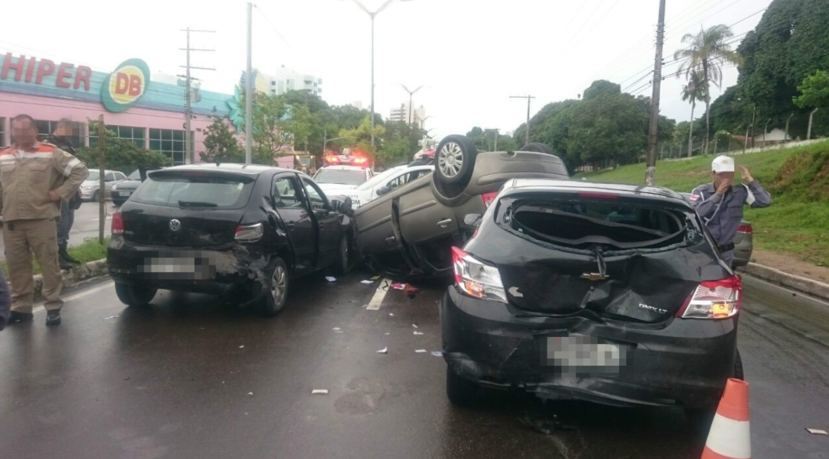 Carro roubado colide com três veículos após capotamento em avenida de Manaus