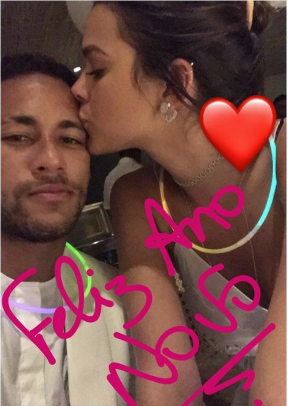 Neymar e Bruna Marquezine comemoram a virada do ano juntinhos