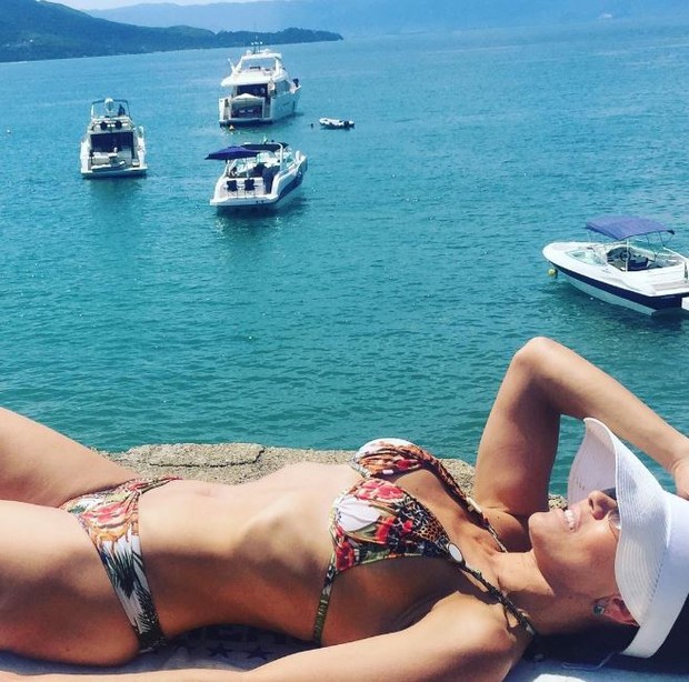 Aos 54 anos Solange Frazão exibe corpão de dá inveja em novinha