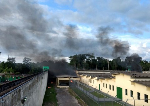 Detentos do Compaj e Ipat fazem rebeliões em presídios de Manaus