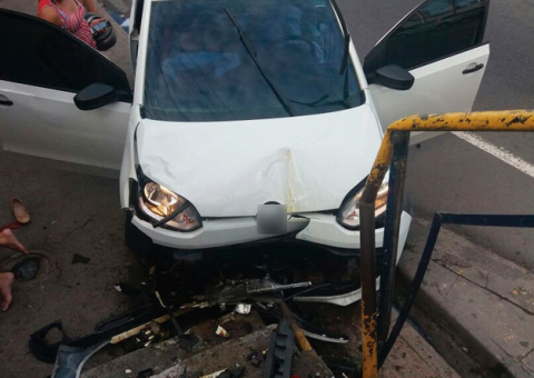 Em Manaus, mulher morre após ser atropelada por carro em parada de ônibus