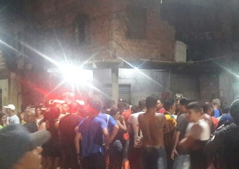 Bebendo com os amigos, homem é morto a tiros em Manaus