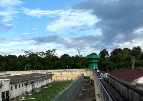 Corpos decapitados são jogados de presídio e 12 pessoas são mantidas reféns em rebelião no Compaj