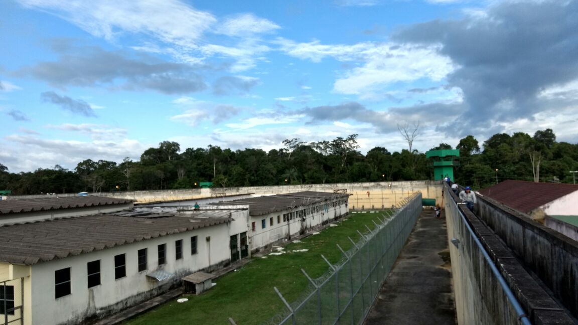 Corpos decapitados são jogados de presídio e 12 pessoas são mantidas reféns em rebelião no Compaj