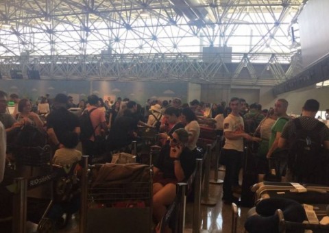 Voo para NY tem problemas, e passageiros fazem ceia dentro de avião em Manaus 