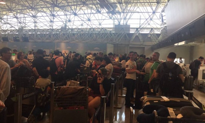 Voo para NY tem problemas, e passageiros fazem ceia dentro de avião em Manaus 