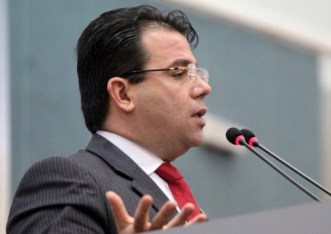 Wilker vence eleição e continuará  presidindo a Câmara