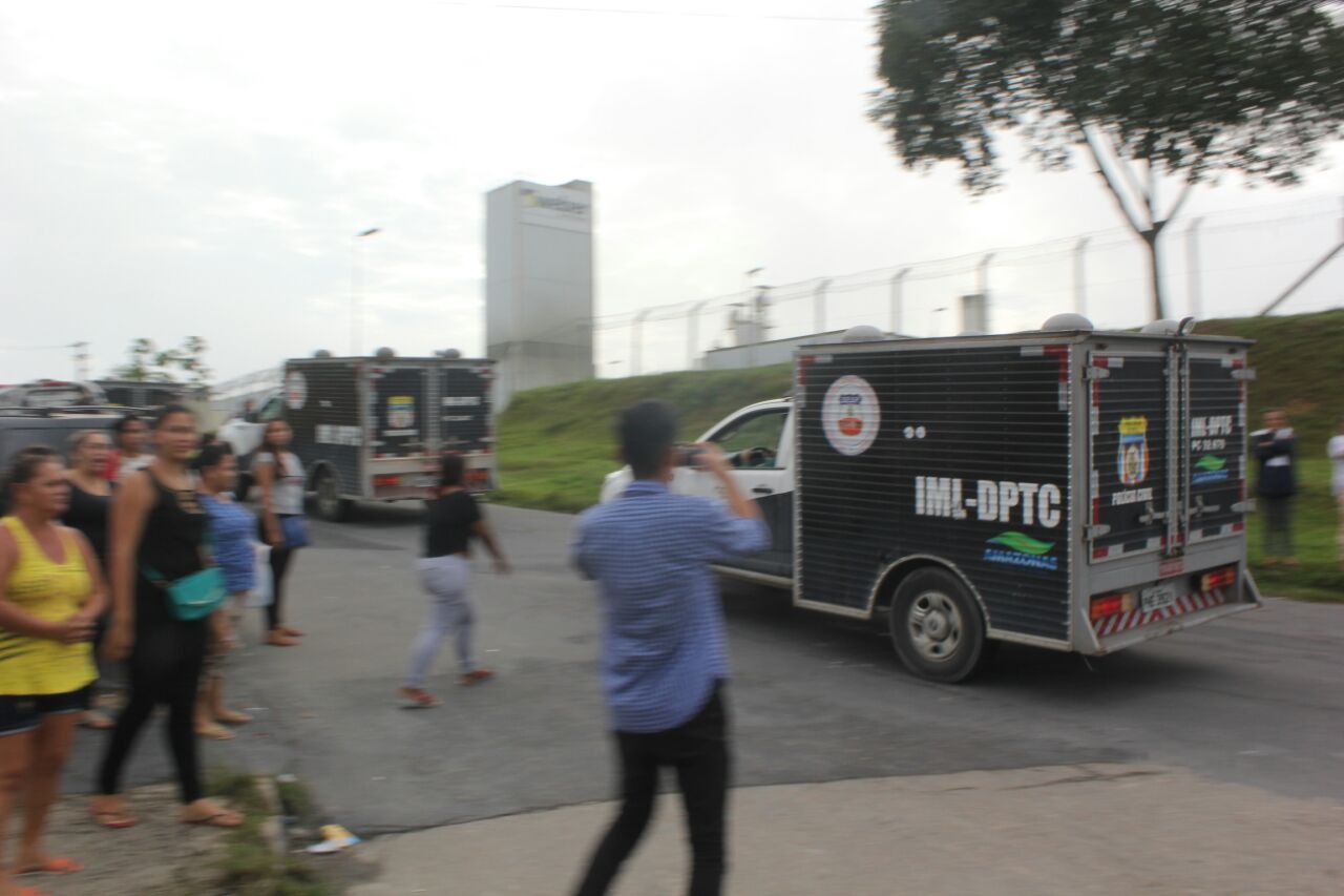 Após domingo sangrento 25 corpos são retirados de presídio em Manaus