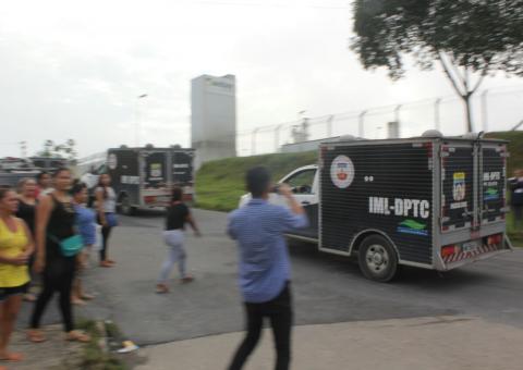 Após domingo sangrento 25 corpos são retirados de presídio em Manaus