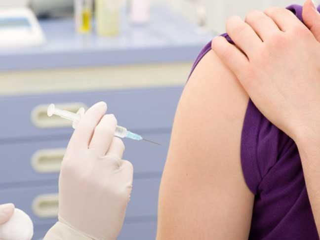 Vacina contra HPV começa a ser distribuída para meninos 