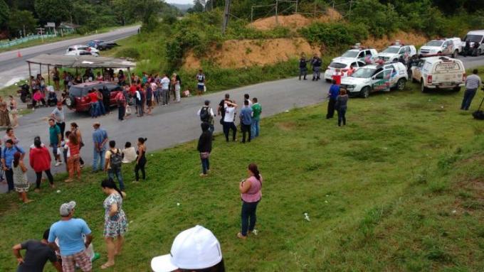 Polícia chega ao Compaj para acompanhar retirada de corpos