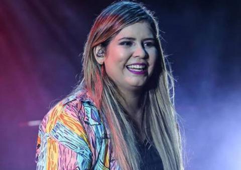 Marília Mendonça cai no palco e fica com pé imobilizado 