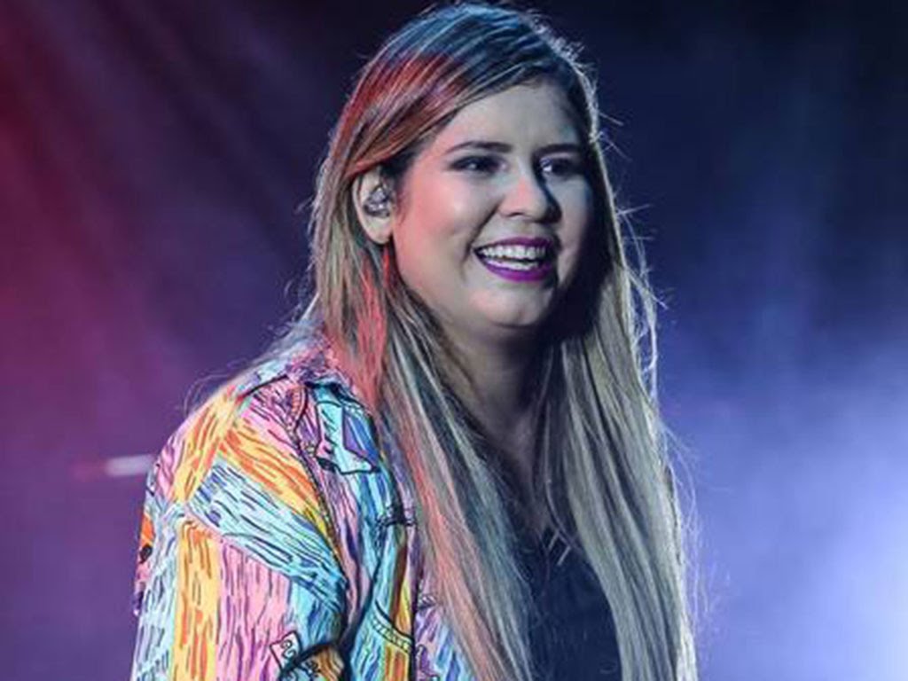 Marília Mendonça cai no palco e fica com pé imobilizado 