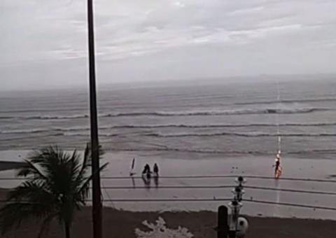 Mulher é atingida por raio enquanto caminhava em praia 