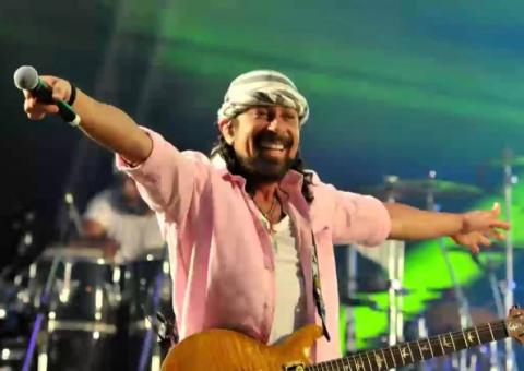 Bell Marques leva rasteira de segurança e fã  e cai durante show em Maceió