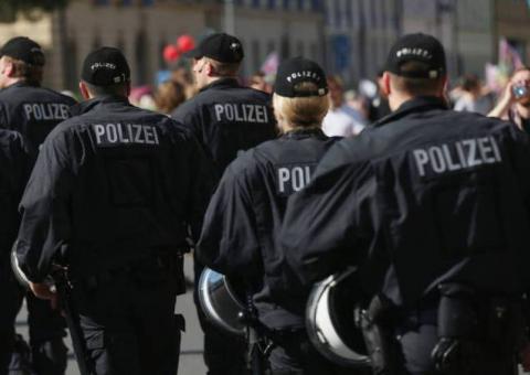 Jovem ateia fogo no próprio corpo em supermercado na Alemanha