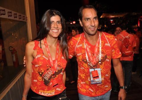 Edmundo briga com a namorada em restaurante, tenta fazer ciúme e se dá mal