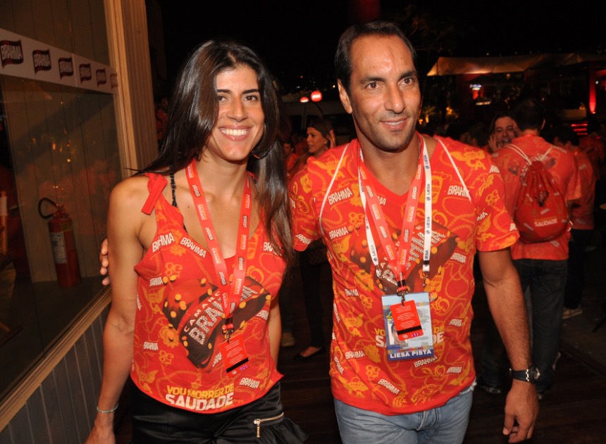 Edmundo briga com a namorada em restaurante, tenta fazer ciúme e se dá mal