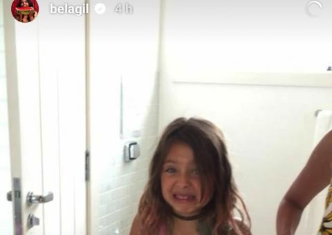 Bela Gil ensina filha a escovar os dentes com argila