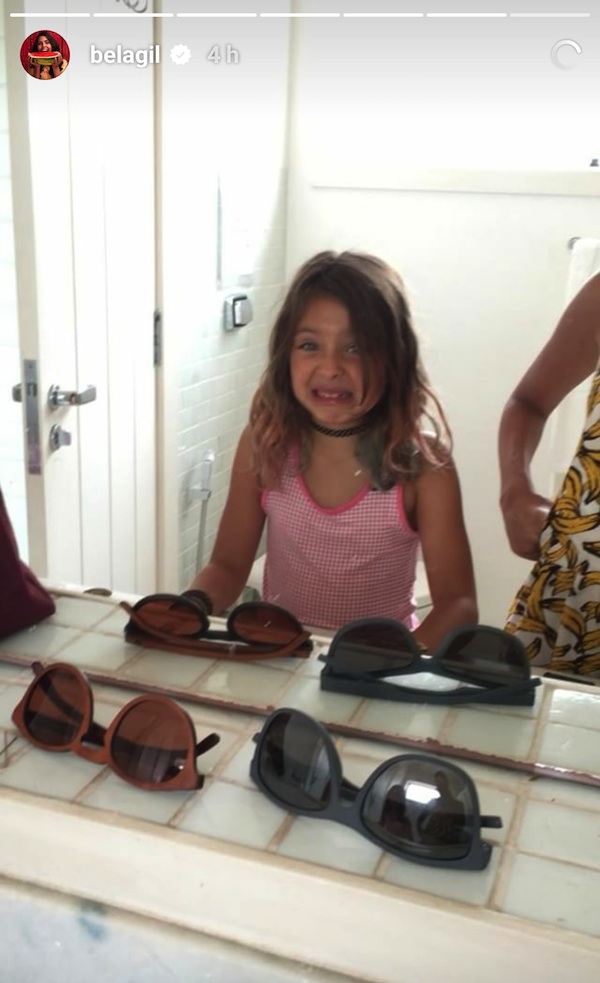 Bela Gil ensina filha a escovar os dentes com argila