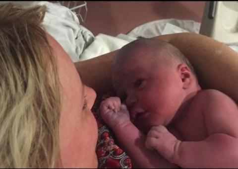 Mãe transmite parto ao vivo pela internet e mais de 200 mil pessoas assistem