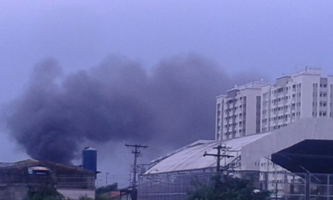  Incêndio atinge comércio e assusta população da Zona Sul de Manaus 