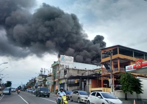  Incêndio atinge comércio e assusta população da Zona Sul de Manaus 