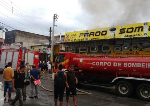 Loja de acessório para carros pega fogo e assusta moradores de Manaus  