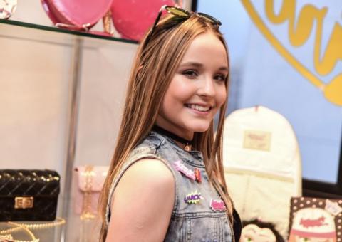 Larissa Manoela passa réveillon com ator e fãs apostam em namoro