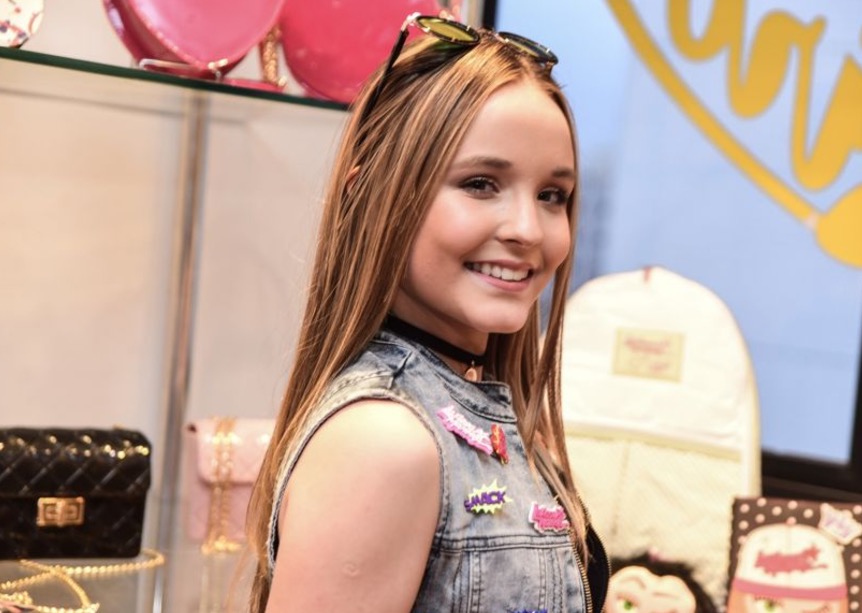 Larissa Manoela passa réveillon com ator e fãs apostam em namoro