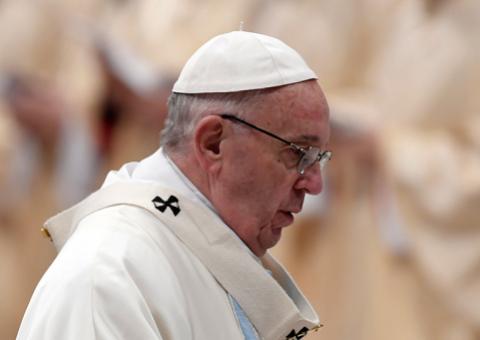 Papa diz que é hora de o clero parar de abusar sexualmente de crianças