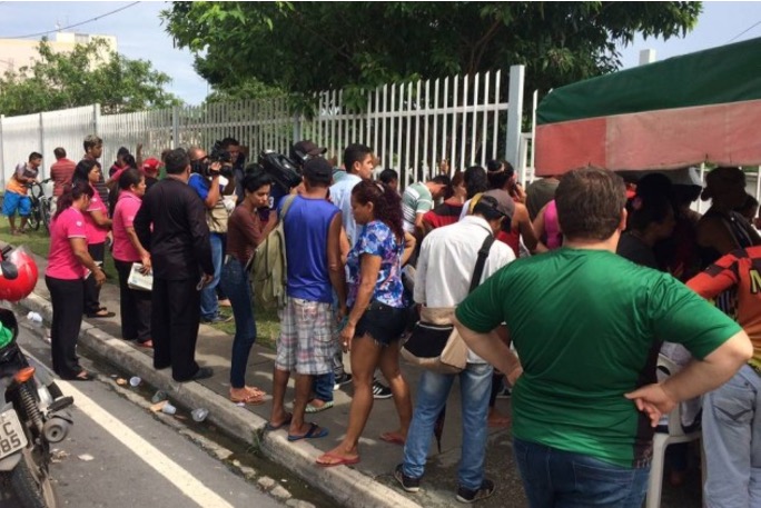 Parentes aguardam reconhecimento dos corpos em frente ao IML em Manaus