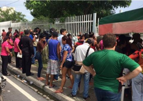 Parentes aguardam reconhecimento dos corpos em frente ao IML em Manaus