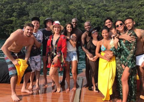 Bruna Marquezine e Neymar aparecem agarradinhos em foto publicada por amigo