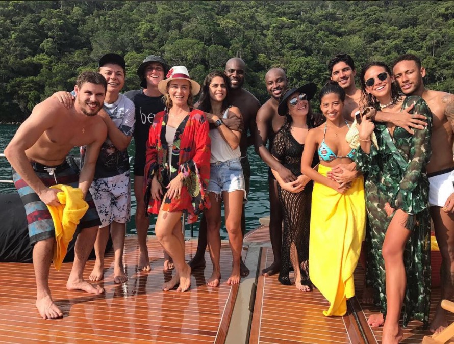 Bruna Marquezine e Neymar aparecem agarradinhos em foto publicada por amigo