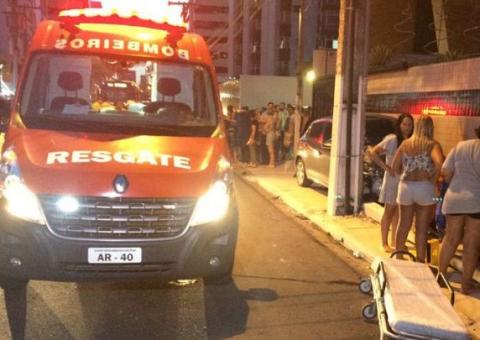 Casal briga dentro de carro e atropela turistas 
