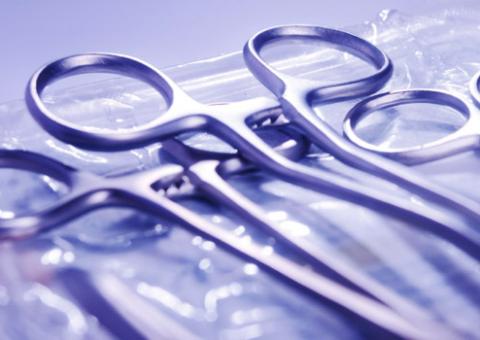 Homem retira do abdômen tesouras esquecidas em cirurgia há 18 anos