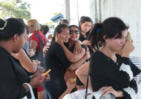 Parentes de presos em Manaus se dividem entre prisão e o IML