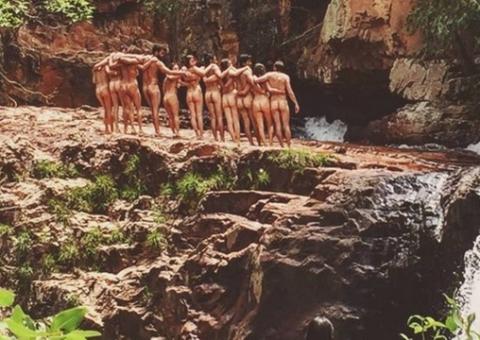 Atores globais postam foto nus em lugar paradísico  