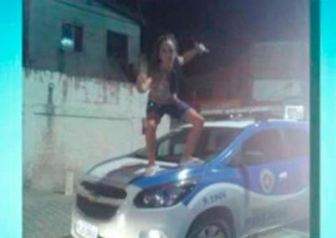 Mulher vai presa após postar foto fazendo pose em cima de viatura 