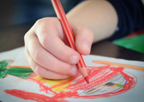 Homem pula muro de creche na China e ataca 11 alunos a golpes de faca 