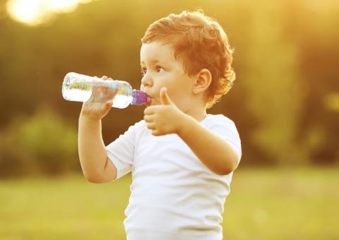 Qual a quantidade de água que bebês e crianças devem ingerir?