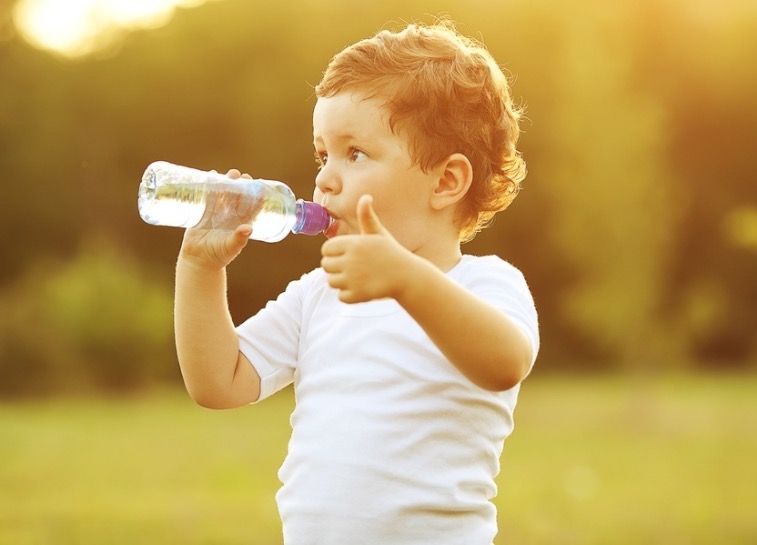Qual a quantidade de água que bebês e crianças devem ingerir?