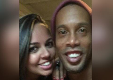 Ronaldinho Gaúcho fica noivo três meses após reatar namoro