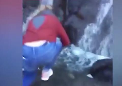 Emocionada, mulher deixa aliança cair em cachoeira após pedido de casamento 